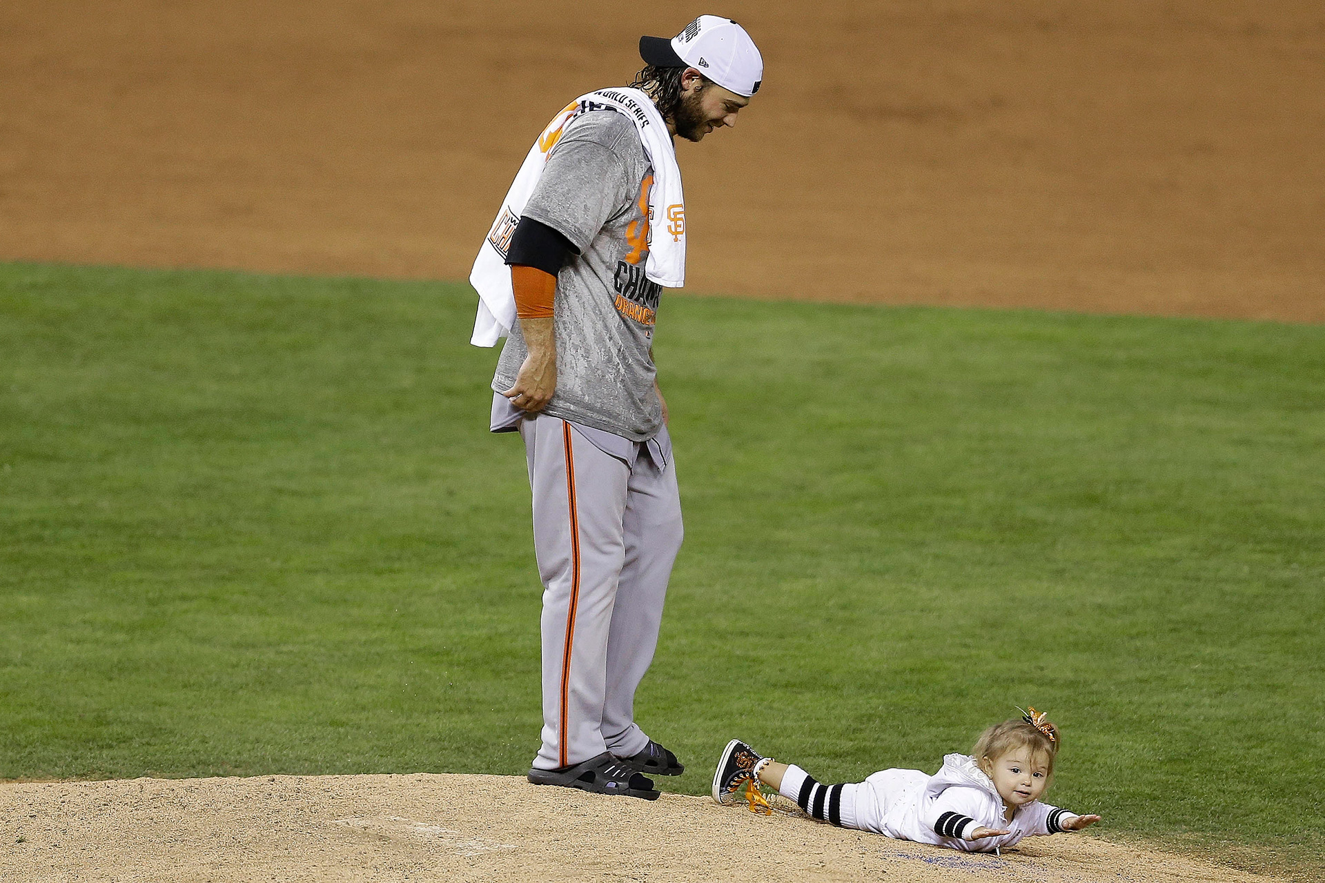 Brandon Crawford tells the story of how Bumgarner ate two Applebee's  entrees by himself